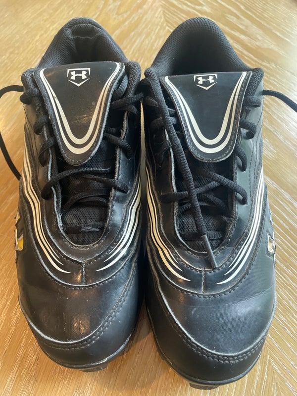 Black Men's Molded 8.5 Cleats Low Top For Baseball.