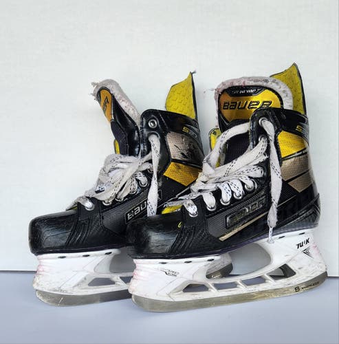 Intermediate Used Bauer Supreme S37 Hockey Skates Regular Width Size 4