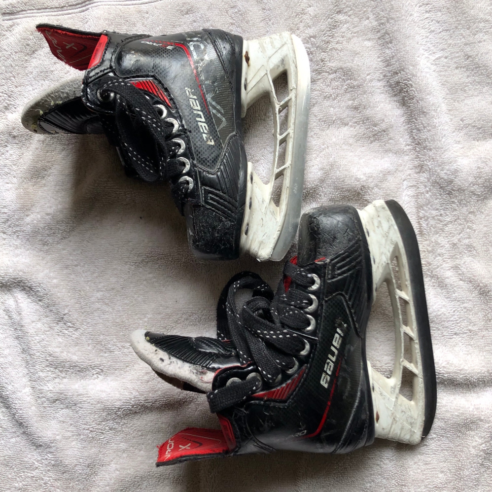 Youth Bauer Regular Width Size 10 Vapor 3X Pro Hockey Skates