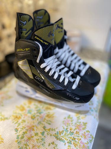 Used True Regular Width Size 8.5 Catalyst 9 Hockey Skates