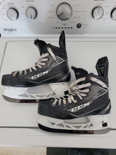 Junior Used CCM Ribcor 80K Hockey Skates Regular Width Size 5.5