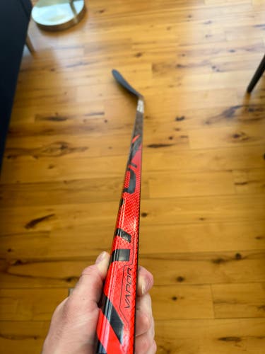 Senior Left Hand P28M Pro Stock Vapor Hyperlite Hockey Stick