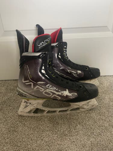 Used Bauer Regular Width  Size 8 Vapor Hyperlite Hockey Skates