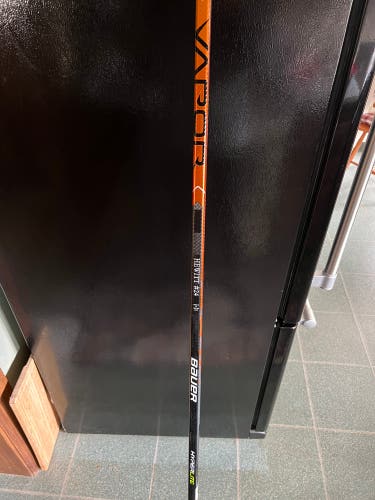 Senior Right Handed P28M Pro Stock Vapor Hyperlite Hockey Stick