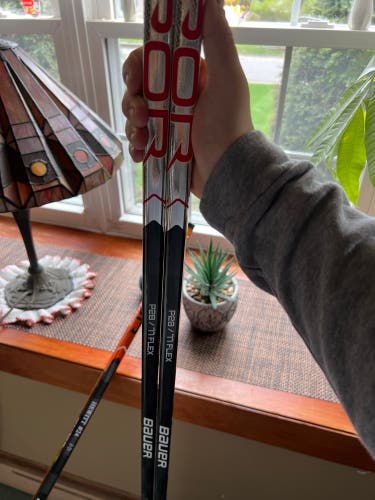 Senior Right Handed P28 Vapor Hyperlite Hockey Stick