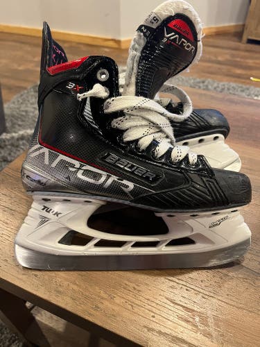 Used Bauer Regular Width  Size 5.5 Vapor 3X Hockey Skates
