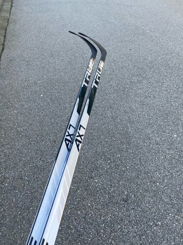 2 PACK NEW Right Handed True Ax7 Hockey Stick (TC2.5/95 flex)