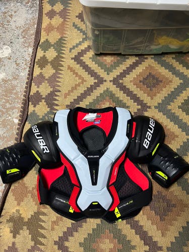 Used Medium Bauer  Vapor Hyperlite Shoulder Pads