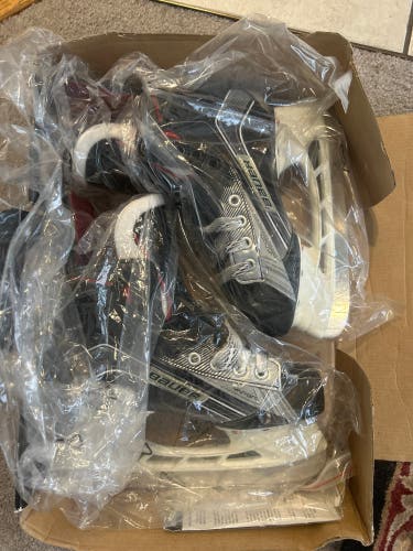 New Bauer Regular Width Size 4.5 Vapor X900 Hockey Skates