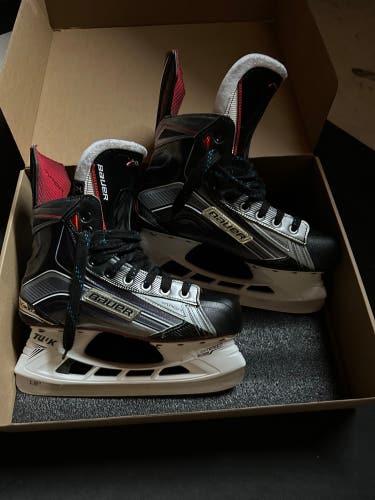 New Bauer Regular Width Size 7.5 Vapor X900 Hockey Skates