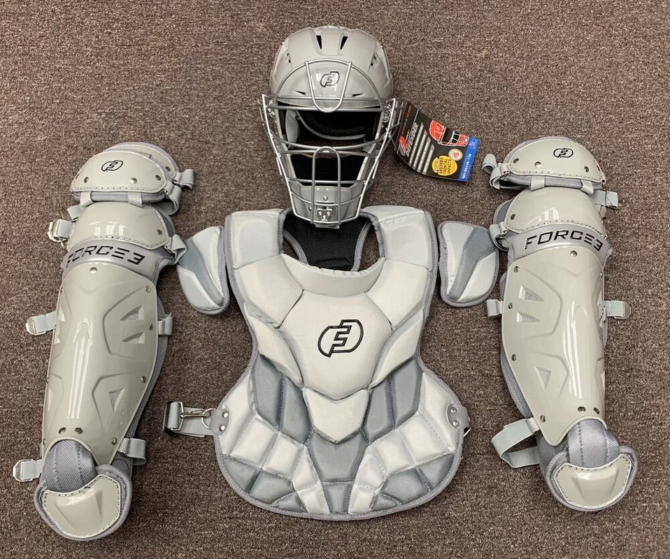 Under Armour Pro 4 Youth 1012 Catchers Gear Set UACKCC4JRP Graphite