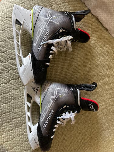 New Bauer Regular Width  Size 9 Vapor Hyperlite Hockey Skates
