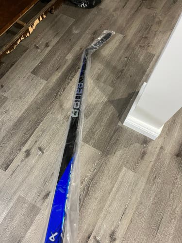 Senior Right Handed P28 Nexus Sync Hockey Stick