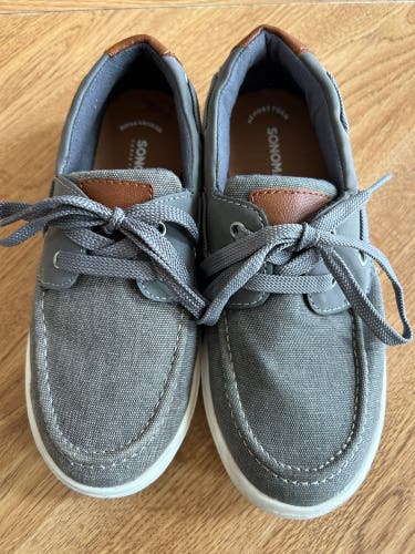 Sonoma Casual Shoe Boys size 2 (like new condition)