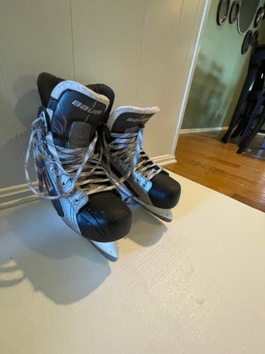 Junior New Bauer Vapor X3.0 Hockey Skates Extra Wide Width Size 10.5