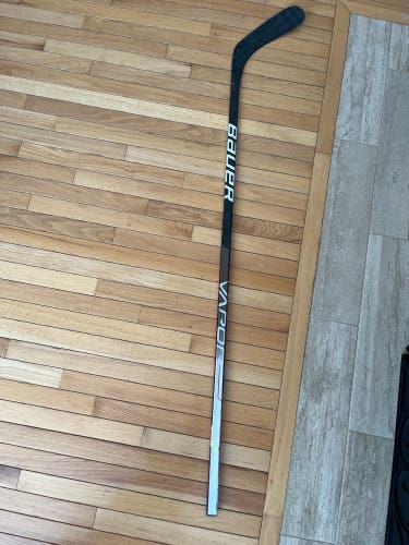 Senior Right Handed P92 Pro Stock Vapor Hyperlite Hockey Stick