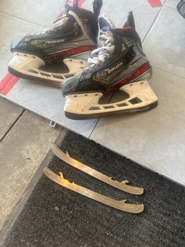Used Youth Bauer Vapor 2X Pro Hockey Skates Regular Width Size 4