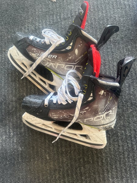 Youth Used Bauer Vapor Hyperlite Hockey Skates Regular Width Size 5.5