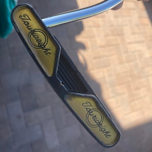 Golf Puttet Slotline New Moment in right hand