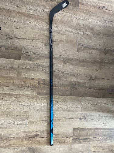 Senior Right Handed P28 Nexus 3N Hockey Stick