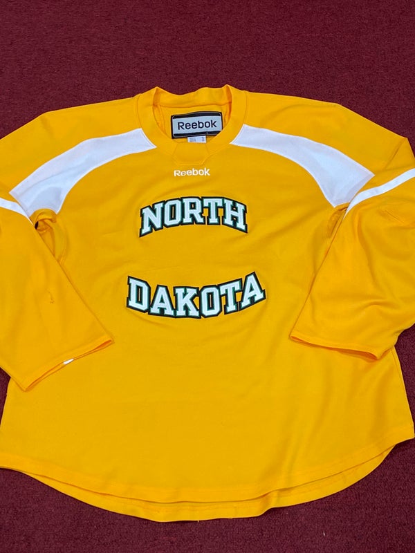 UND North Dakota Fighting Sioux Hockey Jersey men's medium Zach