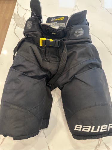 Intermediate Used Bauer Supreme UltraSonic Hockey Breezers Size M