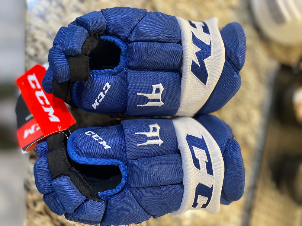 Johnathan Tavares Maple Leafs Issued Pro Stock Gloves