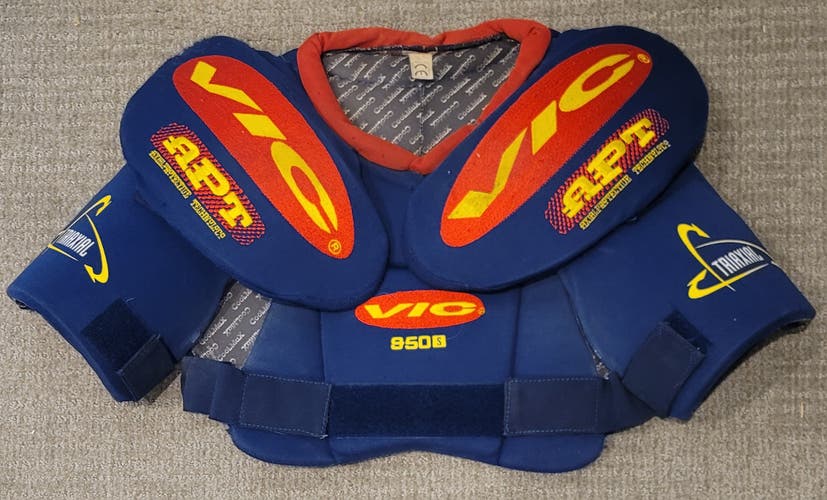 Senior Used Medium Vic APT 950s Shoulder Pads