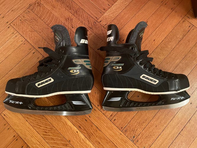 Senior Used Bauer supreme 30 Hockey Skates Regular Width Size 8.5 w/ blade guards