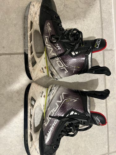 Junior Used Bauer Vapor Hyperlite Hockey Skates Regular Width Size 4