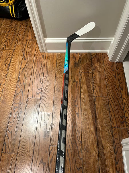 Senior Right Handed P28 Covert QRE10 Hockey Stick
