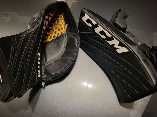 CCM Regular Extreme Flex E4.5 glove and blocker
