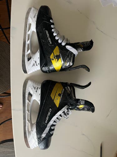 Used Bauer Regular Width  Size 5.5 Supreme UltraSonic Hockey Skates