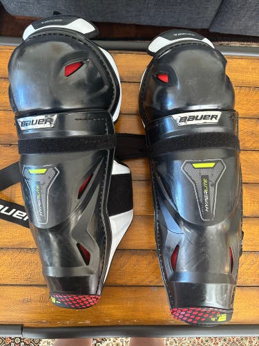 Used Bauer  Vapor Hyperlite Shin Pads