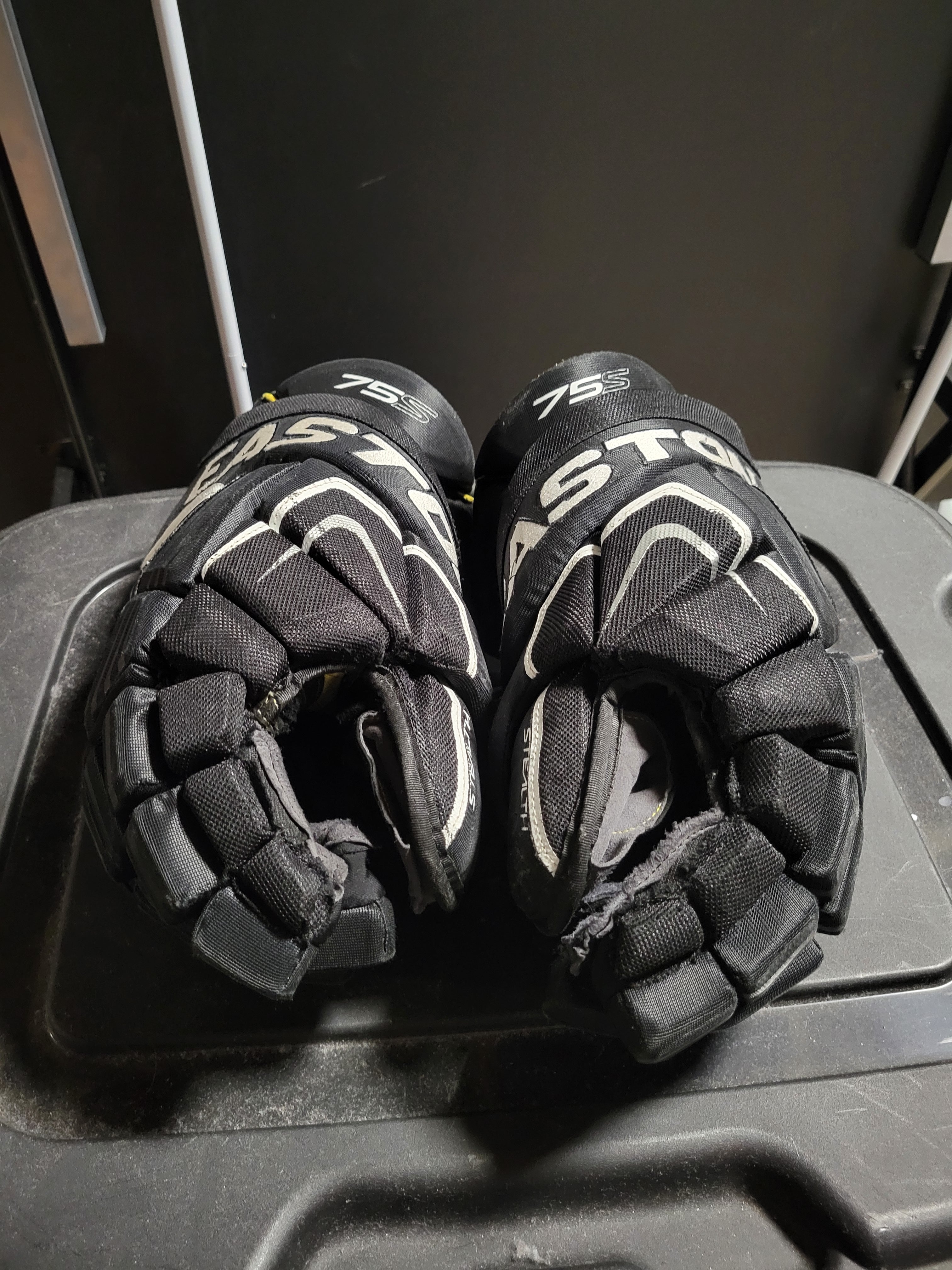 Used Easton Stealth 75s Gloves 15