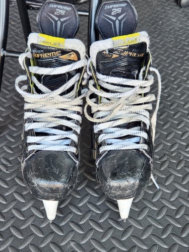 Junior Used Bauer Supreme 2S Hockey Skates Regular Width Size 5.5