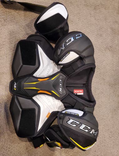 Like New Senior Medium CCM Super Tacks AS1 Shoulder Pads