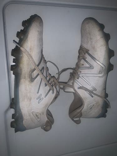 White Used Molded Cleats Low Top Freeze
