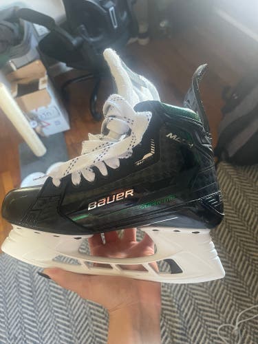 New Bauer Regular Width  Size 5.5 bauer supreme MACH Hockey Skates