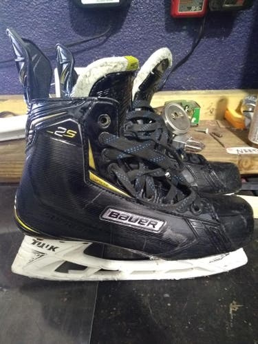 Senior Used Bauer Supreme 2S Hockey Skates Regular Width Pro Stock Size 9