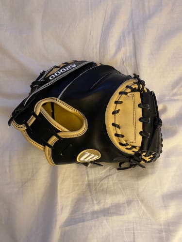 A2000 catchers glove
