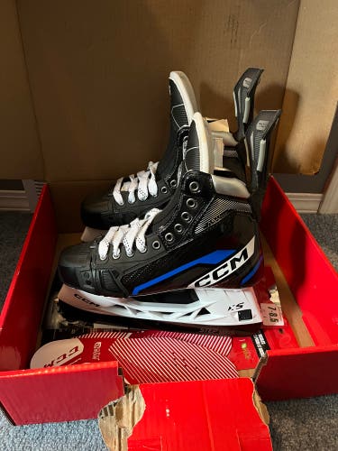 Senior CCM Regular Width Pro Stock Size 8 Tacks ASV Pro Hockey Skates