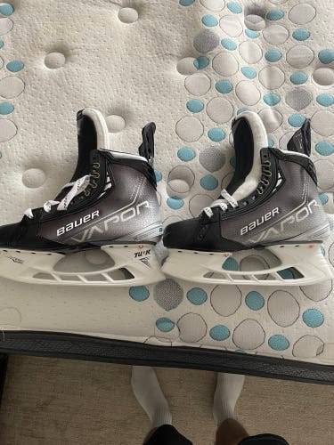 Bauer Hyperlite skates