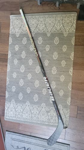 Used Senior Bauer Right Handed Vapor Hyperlite Hockey Stick P92