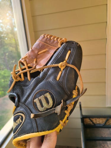 Used Wilson Right Hand Throw Infield A2000 Baseball Glove 11.25"