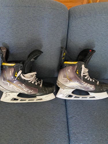 Used Bauer Regular Width Pro Stock Size 9.5 Vapor Hyperlite Hockey Skates