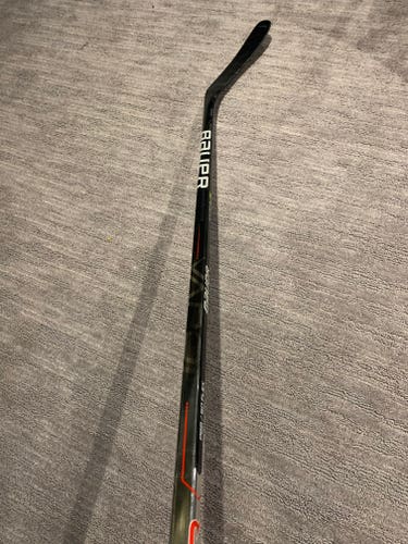 Junior Used Right Handed Bauer Vapor Hyperlite Hockey Stick P88