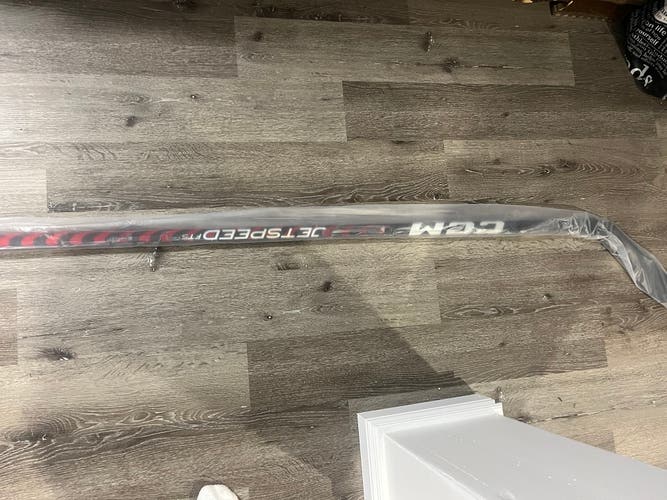 Senior Right Handed P28 JetSpeed FT5 Pro Hockey Stick
