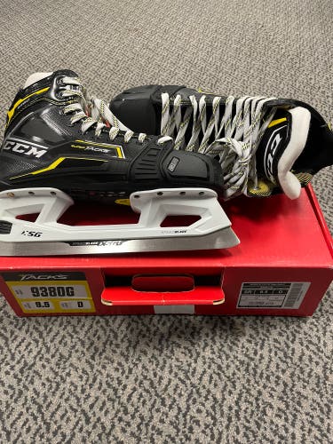 CCM 9380G size 9.5 D width goalie skate