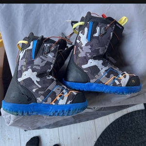 Boys Youth Burton AMD Snowboard Boots Size 6